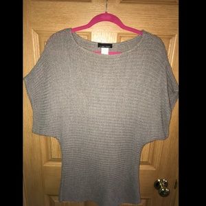 Juniors short sleeve sweater😍 make an offer.